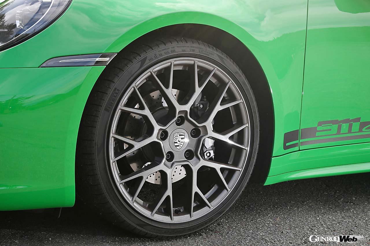 ベーシックなカレラと高性能版カレラSの中間に位置するカレラT。「T」はツーリングを意味し、遮音材やリヤシートを省略するとともにスポーツサスペンションやスポーツクロノパッケージ、トルクベクタリングシステムなど、通常はオプションとなる走りのメカニズムを標準装備、ピュアにスポーツ性を追求している。試乗車は後輪操舵システム（37万5000円）やスポーツデザインパッケージ（67万2000円）をオプション装着した個体だった。