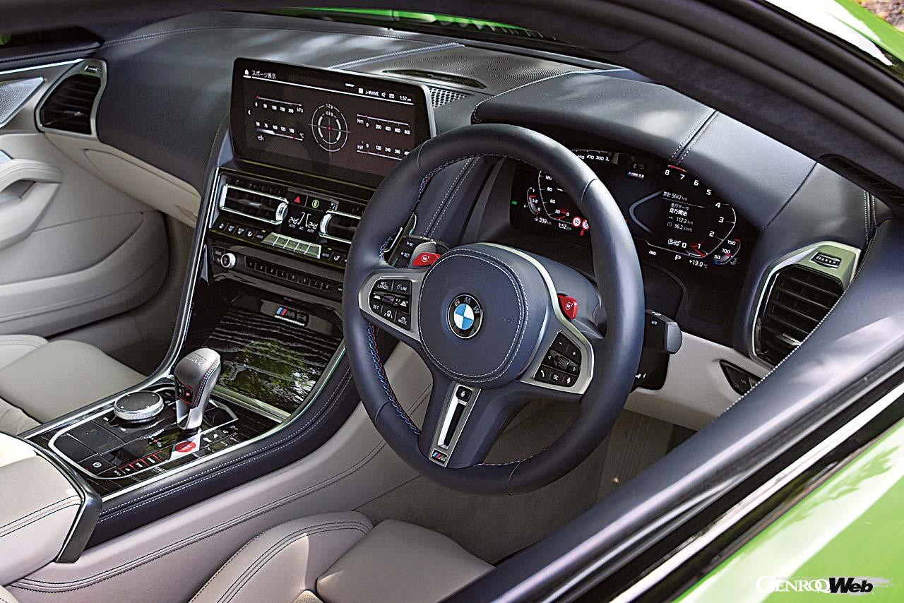 現在、スポーツ系BMWの最高峰として君臨するM8コンペティション。625PS/750Nmを路面に伝えるのはこちらもAWDで、搭載される「M xドライブ」はFRの俊敏性を重視しつつ、いざというときには4WDで安定性を担保する味付け。リヤにはアクティブデフも組み込まれる。インテリアはこちらもラグジュアリーな仕立て。試乗車のカーボンセラミックブレーキ、カーボン製エクステリアパーツはオプションで、それぞれ120万5000円、73万9000円。