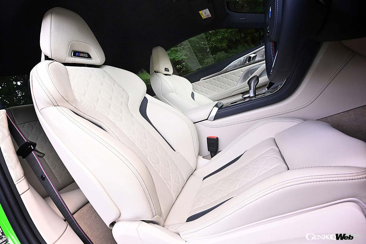 現在、スポーツ系BMWの最高峰として君臨するM8コンペティション。625PS/750Nmを路面に伝えるのはこちらもAWDで、搭載される「M xドライブ」はFRの俊敏性を重視しつつ、いざというときには4WDで安定性を担保する味付け。リヤにはアクティブデフも組み込まれる。インテリアはこちらもラグジュアリーな仕立て。試乗車のカーボンセラミックブレーキ、カーボン製エクステリアパーツはオプションで、それぞれ120万5000円、73万9000円。