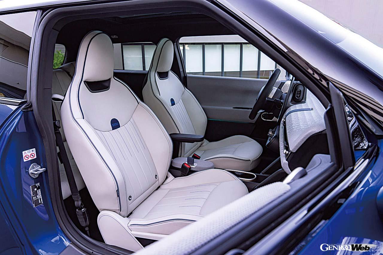 リヤシートの居住性はまずまずだが、大人が長時間過ごすのはやや辛いかもしれない。100％リサイクルニット繊維で作られたシートはレザーのような高級感を実現している。