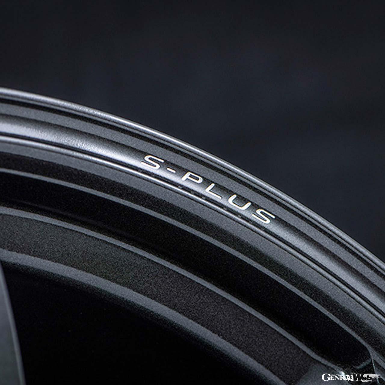 基本デザインは変えずとも、断面図を比較すると大幅に変更が加えられていることが分かるそうだ。しかし高い応力分散性を図るためスポーク間の正三角形状は保っている。ロゴはすべてレイズの特許技術であるA.M.T.によって刻まれ、末長く愛用しても消えることがない。また法定強度基準をはるかに上回る独自の強度基準スペック2を大幅にクリアしている。安全性と信頼性が高いことも長年愛される理由であることは間違いない。