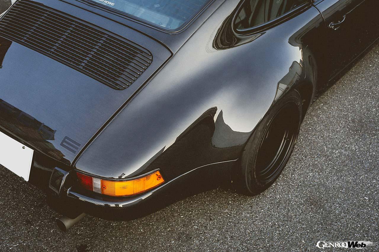 フェンダー幅とその形状はカレラRSRに近しいものだが、4LAWSがオリジナルで製作した寸法となる。そこに収まるホイールは911純正ホイールをオマージュしたロティフォーム「FUC」だ。前195/55ZR15、後225/50ZR15サイズのトーヨー・プロクセスR888を組み合わせている。ナロールックの外装品はすべて新品部品に改め、ヘッドライトは4LAWSのオリジナル。インテリアもまた隅々までカーボンに置き換えた。シートはブリッドのヒストリックス。内装およびシート表皮は、グレーとベージュの中間にあるグレージュカラーで統一している。