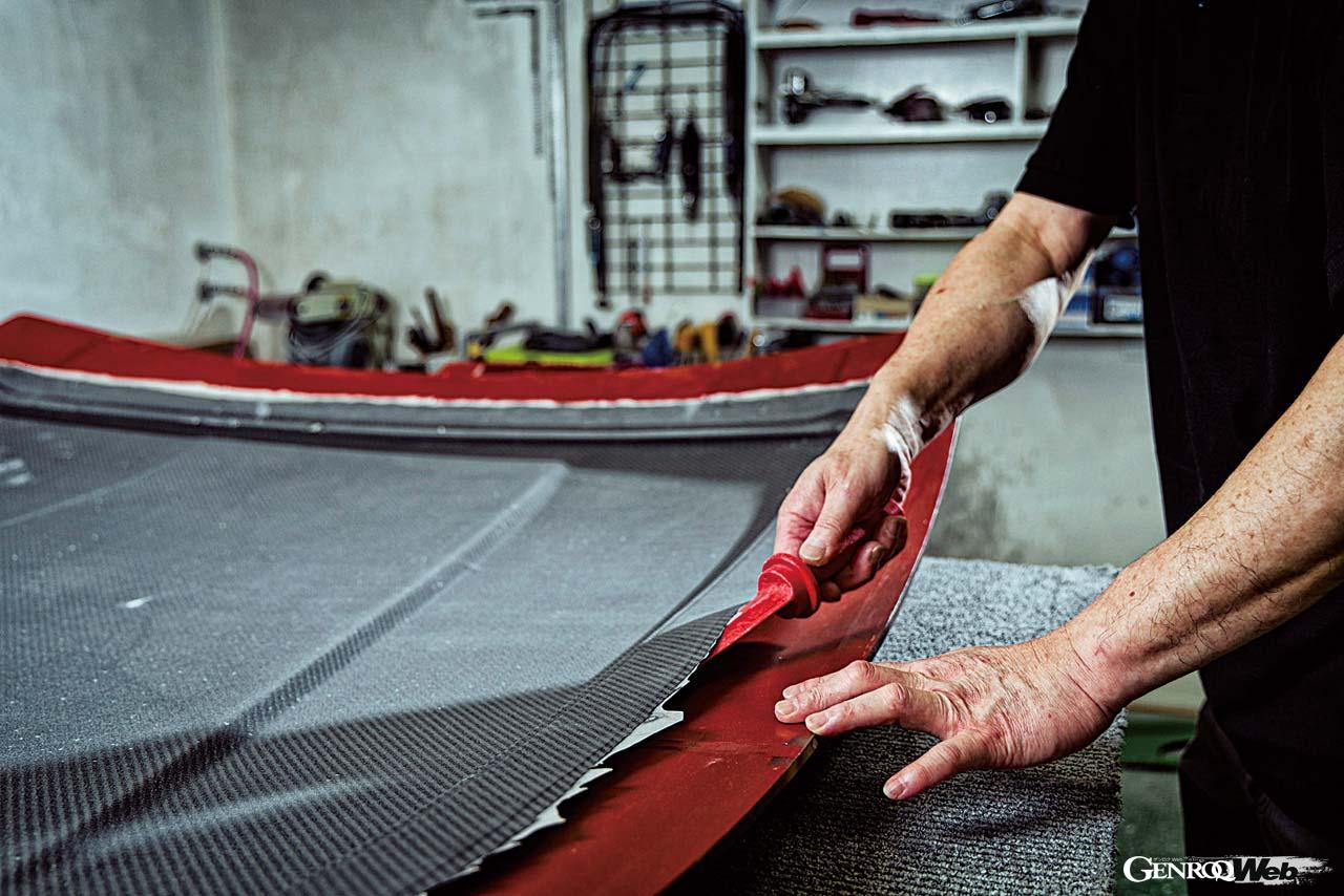 真空で成型したのち、24時間ほど自然硬化させる。その後、バリ取りや細部の加工などを経て形作られる。複雑な形状であっても1枚もので成型する技術がある。