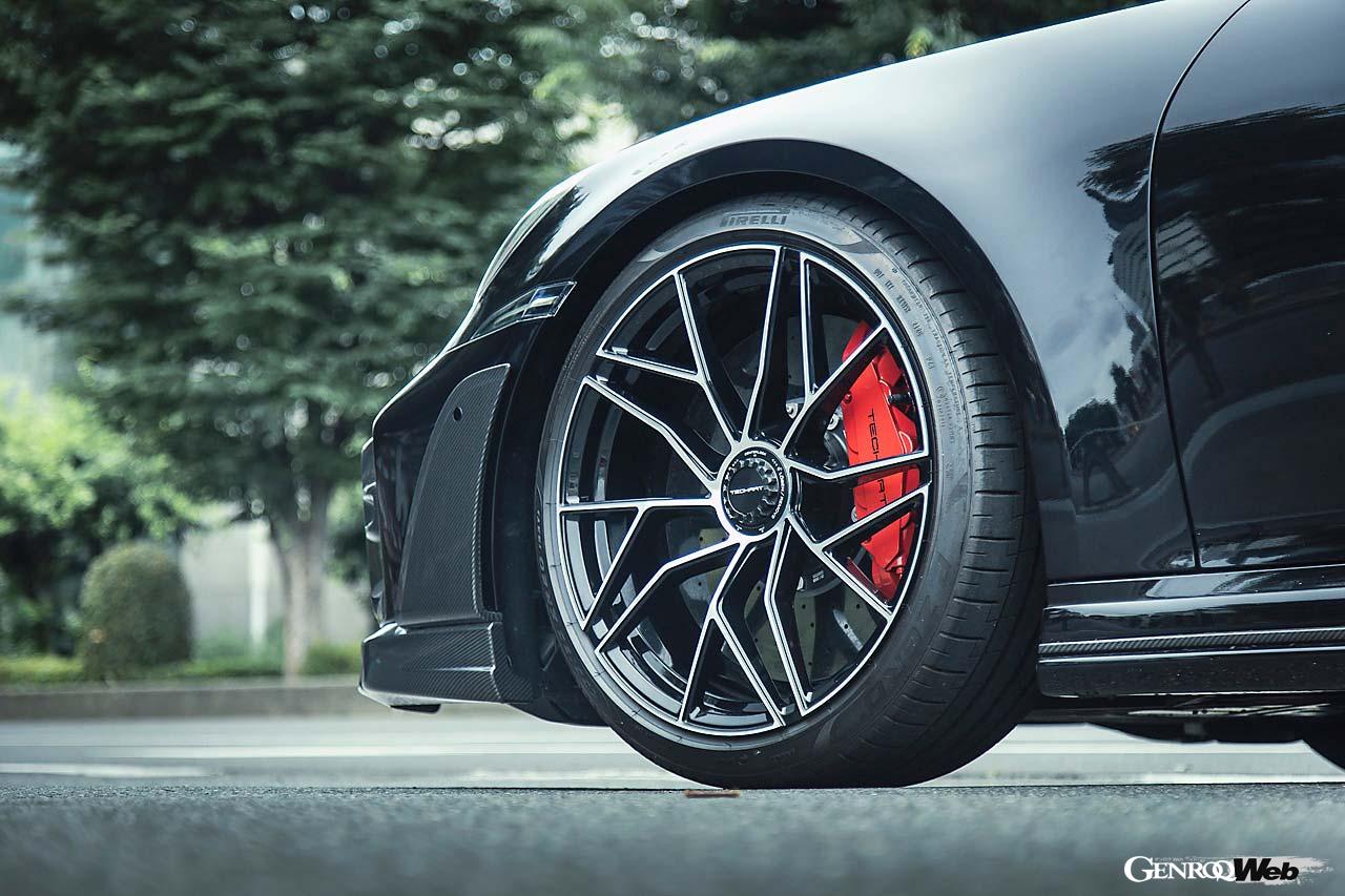 テックアートには無限とも言えるコーディネートが存在するなかで、これはGTスポーツという方向性のもとにまとめたコンプリートパッケージだ。ボディパーツの多くはテックアート製カーボンパーツとなり、通常のターボSとはひと味違うオーラを放つ。繊細なスポークが特徴的なフォーミュラVIIホイールもその世界観に見合う。またテックアート・パワーキット(TA092/T2.1)を軸としたエンジンチューニングを実施。最高出力800PS、最大トルク950Nmを発揮し、最高速度は350km/hにまで達する。