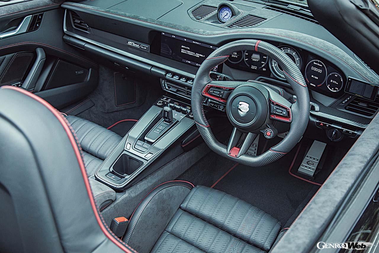 ダッシュボードやドア内張り、シート、カーペットなど、内装を構成する部材のほぼすべてをテックアート本社にて仕上げ直した。基本は黒ベースだが、部位によってレザーやアルカンターラを使い分け、随所に複雑なパンチングとロゴのエンボス加工が入っている。アクセントとしてボルドーカラーのステッチもいい雰囲気だ。この個体は日本仕様の992ターボSをベースとしたために右ハンドルとなる。