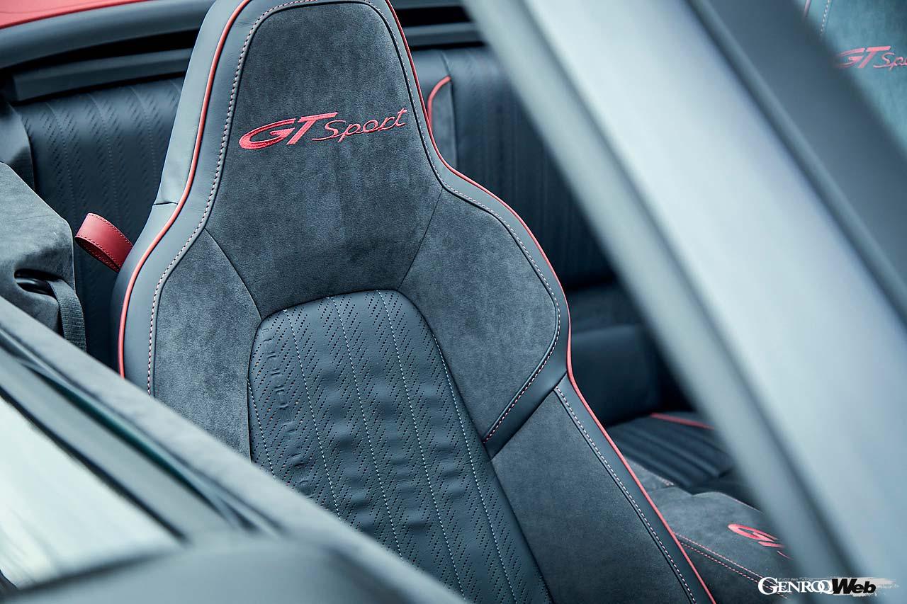 ダッシュボードやドア内張り、シート、カーペットなど、内装を構成する部材のほぼすべてをテックアート本社にて仕上げ直した。基本は黒ベースだが、部位によってレザーやアルカンターラを使い分け、随所に複雑なパンチングとロゴのエンボス加工が入っている。アクセントとしてボルドーカラーのステッチもいい雰囲気だ。この個体は日本仕様の992ターボSをベースとしたために右ハンドルとなる。