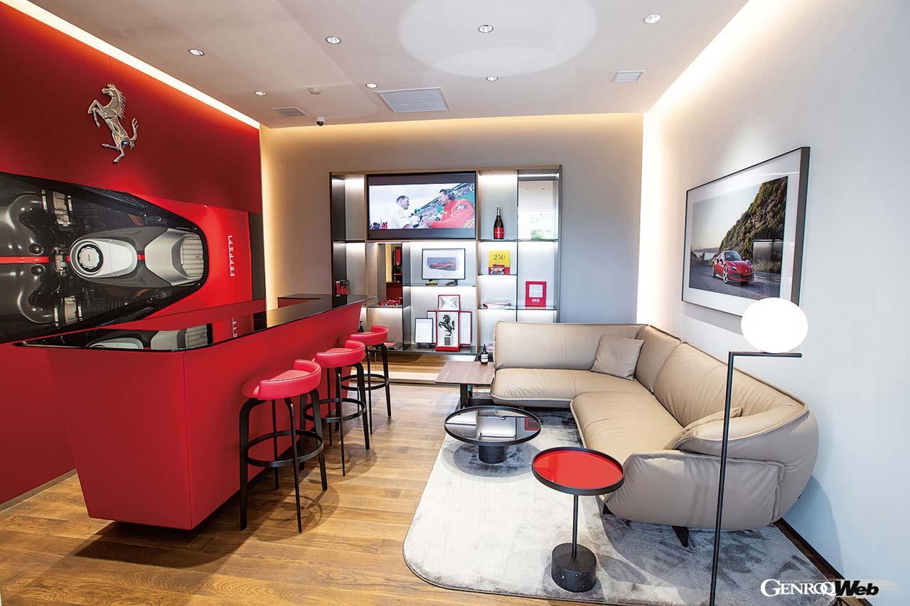 「ヘリテージ・ライブラリー」と呼ばれる商談スペース。会員制クラブのようでありながら自宅のように寛げる雰囲気づくりがなされている。什器はほとんどがイタリア製の高級ブランド。