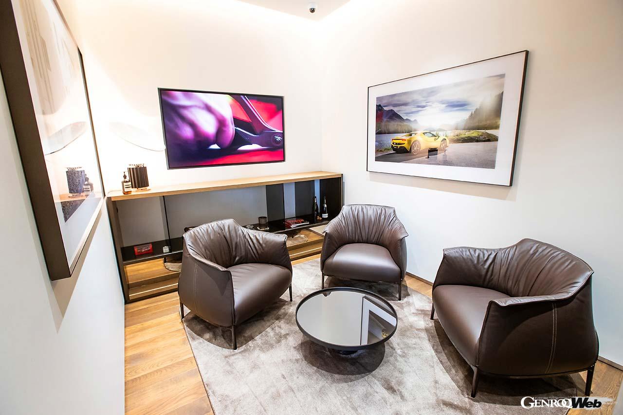 「ヘリテージ・ライブラリー」と呼ばれる商談スペース。会員制クラブのようでありながら自宅のように寛げる雰囲気づくりがなされている。什器はほとんどがイタリア製の高級ブランド。