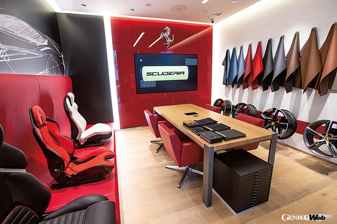 こちらはパーツサンプルを多数取り揃えた「アトリエ」と呼ばれるスペース。壁面のモニターでボディカラーやインテリア素材、ホイールなどの組み合わせをシミュレーションしながら、適宜現物のサンプルを確認することができる。