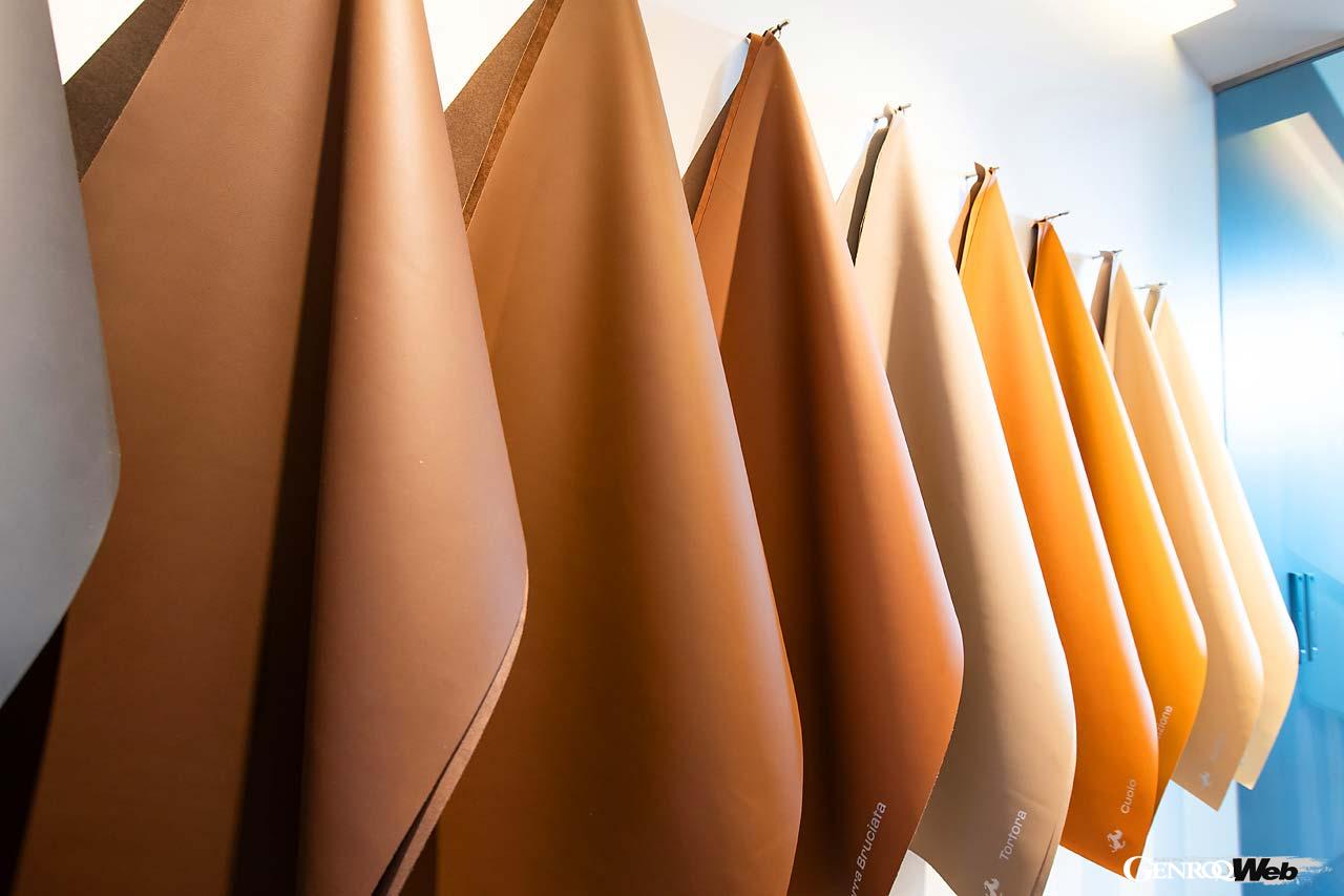 こちらはパーツサンプルを多数取り揃えた「アトリエ」と呼ばれるスペース。壁面のモニターでボディカラーやインテリア素材、ホイールなどの組み合わせをシミュレーションしながら、適宜現物のサンプルを確認することができる。