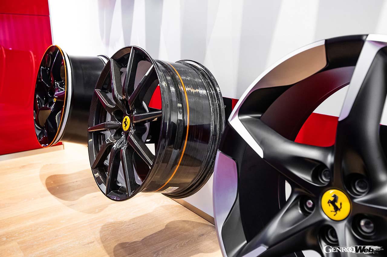 こちらはパーツサンプルを多数取り揃えた「アトリエ」と呼ばれるスペース。壁面のモニターでボディカラーやインテリア素材、ホイールなどの組み合わせをシミュレーションしながら、適宜現物のサンプルを確認することができる。