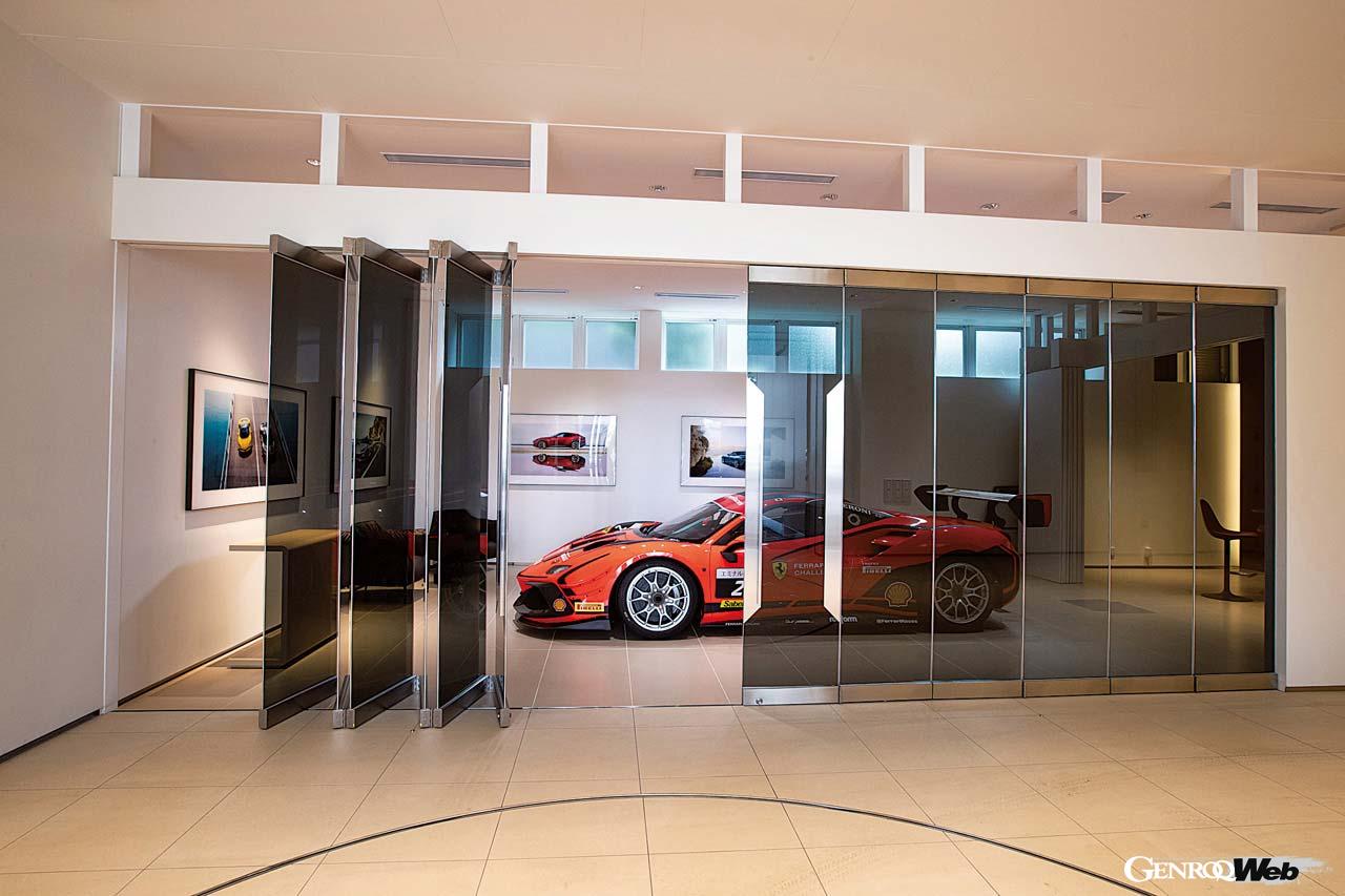 納車を行うデリバリーセレモニー専用スペースは半透明の着色ガラスで仕切られておりエクスクルーシブな雰囲気。右手にはサービス関連の説明などを行う「サービスアンバサダールーム」がある。