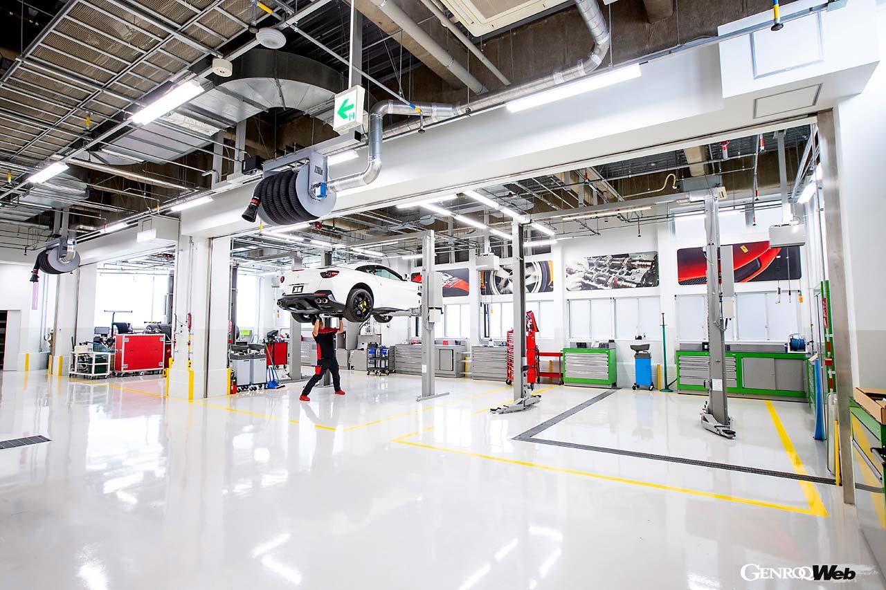 2階にあるサービス工場は空調を完備、クルマにもメカニックにも優しい空間となる。壁面にはやはりフェラーリ関連の写真が飾られる。