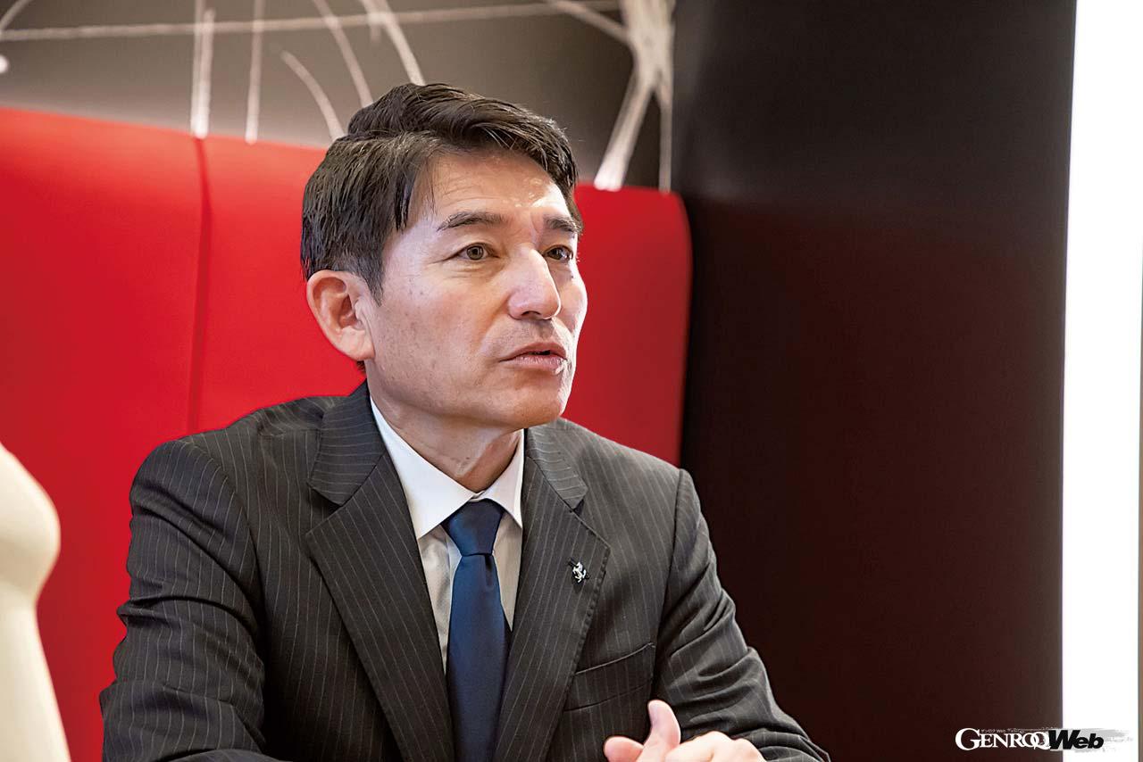 【ヤナセ フィオラーノ モトーリ ゼネラルマネージャー／北沢謙二（Kenji KITAZAWA）】長らく近畿・九州エリアでメルセデスの営業を担当していたという北沢氏。「自動車界のトップブランドに携わることを大変光栄に思うと同時に、大きな責任を感じています。フェラーリの世界観を、店舗やサービスを通じてしっかりとお伝えしていきたい」と意気込みを語った。