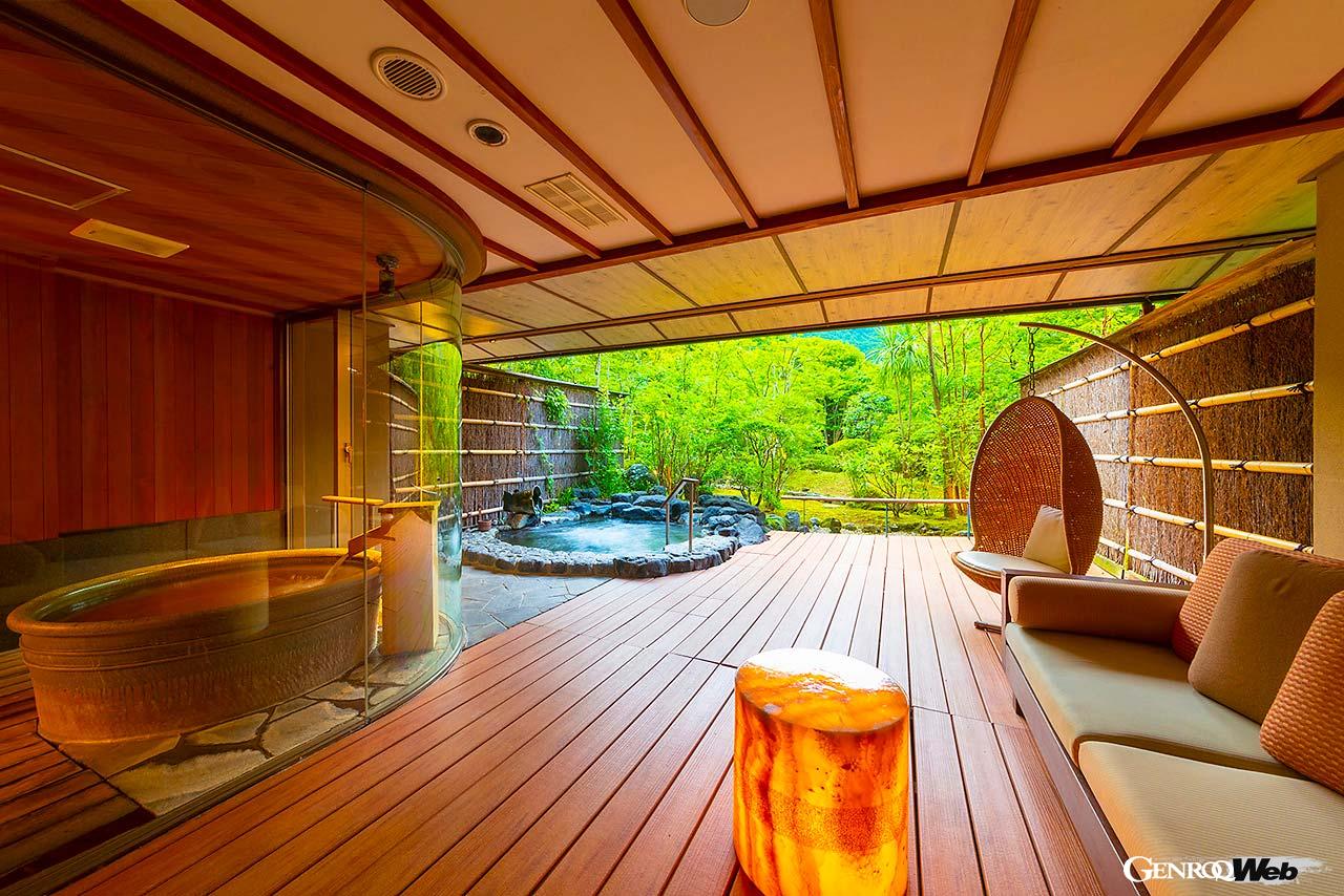 客室の一例。室内の一部がテラスとなって外の空間と繋がる。左にはガラス張りの内風呂、そして専用の露天風呂が備わっている。