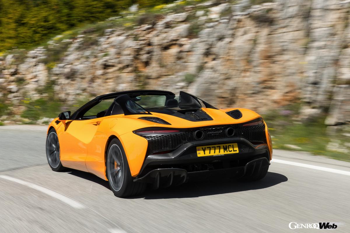 スパイダーはリヤがトンネルバックスタイルとなり、軽快感が増している。Cピラーの一部は透明素材なので後方視界に優れる。