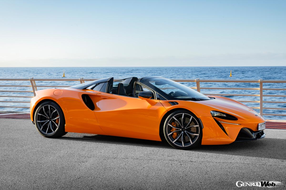 スパイダーはリヤがトンネルバックスタイルとなり、軽快感が増している。Cピラーの一部は透明素材なので後方視界に優れる。