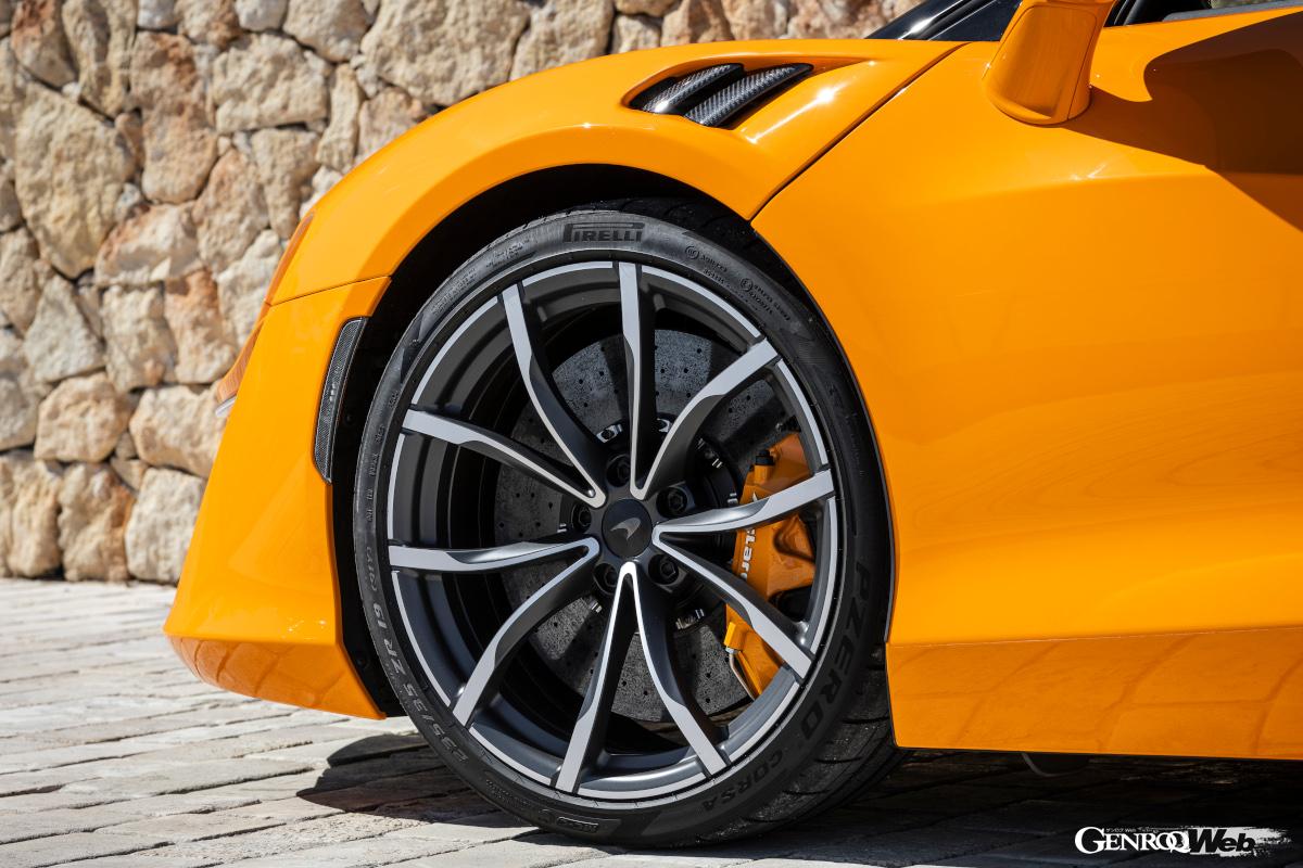 プロアクティブ・ダンピング・コントロールシステムは反応速度が90％高まっている。タイヤはピレリPゼロ。