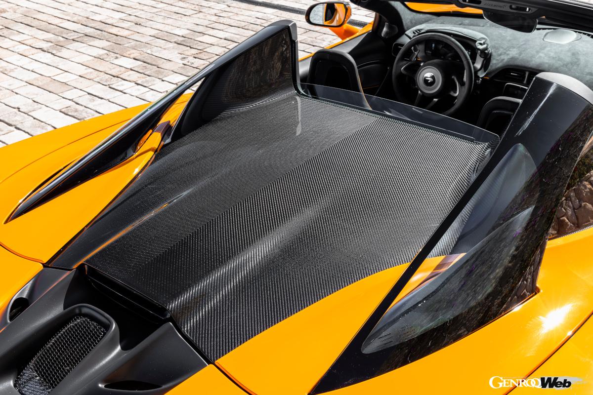 ルーフを収納するカバーはカーボン製。ルーフもカーボン製だが、オプションで濃度が可変できるグラスルーフも選べる。