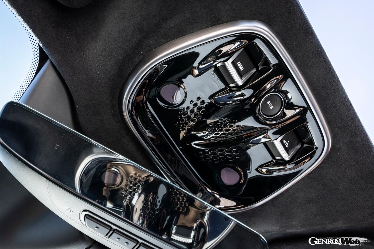 ルームミラー部分にあるオープン関連のスイッチ。右がルーフの開閉で左がリヤウインドウの昇降。