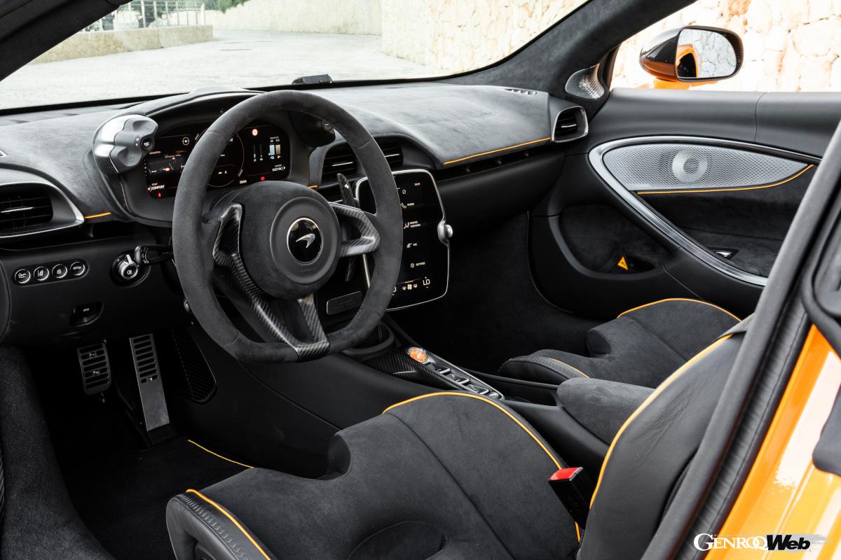 機能に徹したマクラーレンらしいインパネ。モード選択スイッチはメーターバイザーの両端にある。