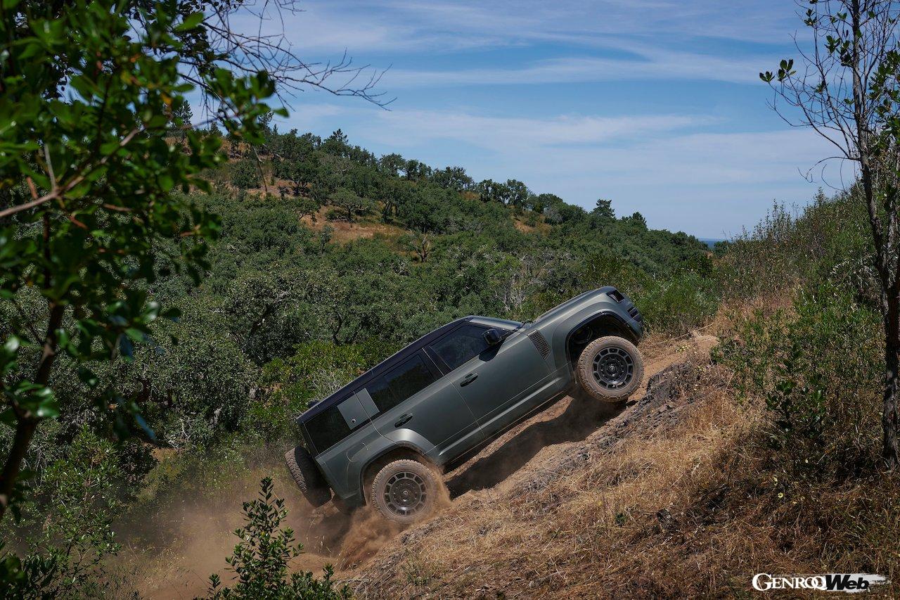 ハイパフォーマンスフラッグシップ「ディフェンダー オクタ」の走行シーン。