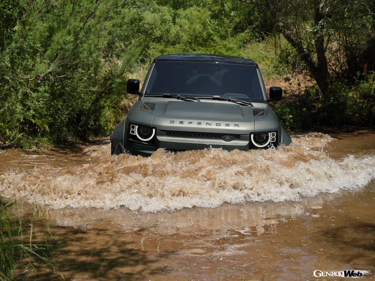 ハイパフォーマンスフラッグシップ「ディフェンダー オクタ」の走行シーン。