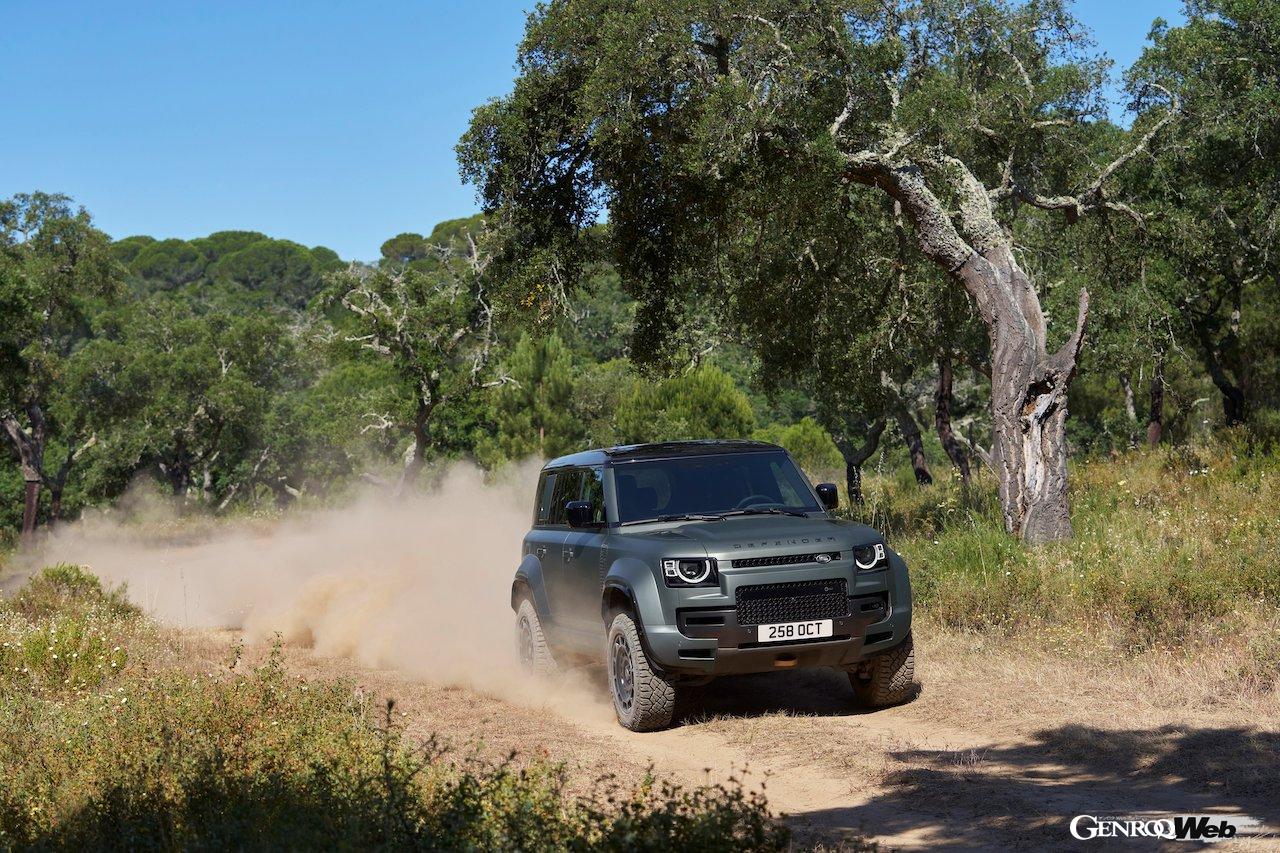 ハイパフォーマンスフラッグシップ「ディフェンダー オクタ」の走行シーン。