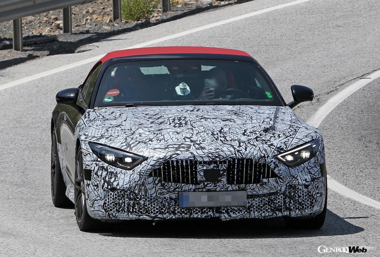 グリルやエアインテークなどフロントエンドにAMG SLとの差別化が図られる。