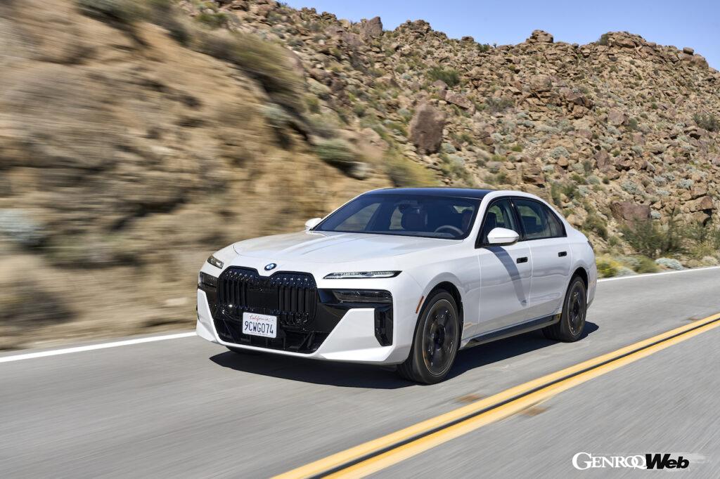 レベル2の自動運転機能「BMWハイウェイ・アシスタント」は、130km/h以下の高速道路において、ステアリングから手を離すことが可能。さらに、車線変更や追い越しにも対応する。