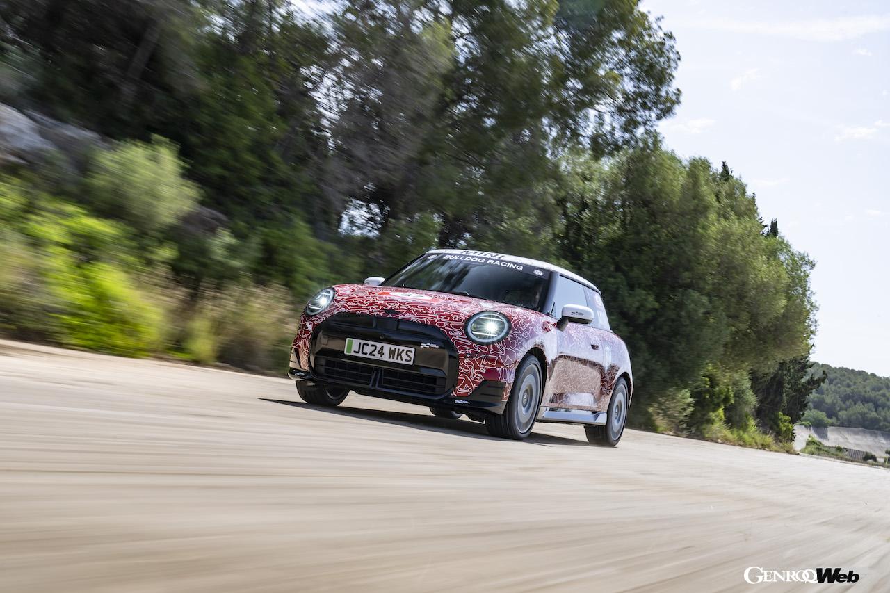 カモフラージュ偽装を施し、テストを行う「MINI ジョン クーパー ワークス E プロトタイプ」。