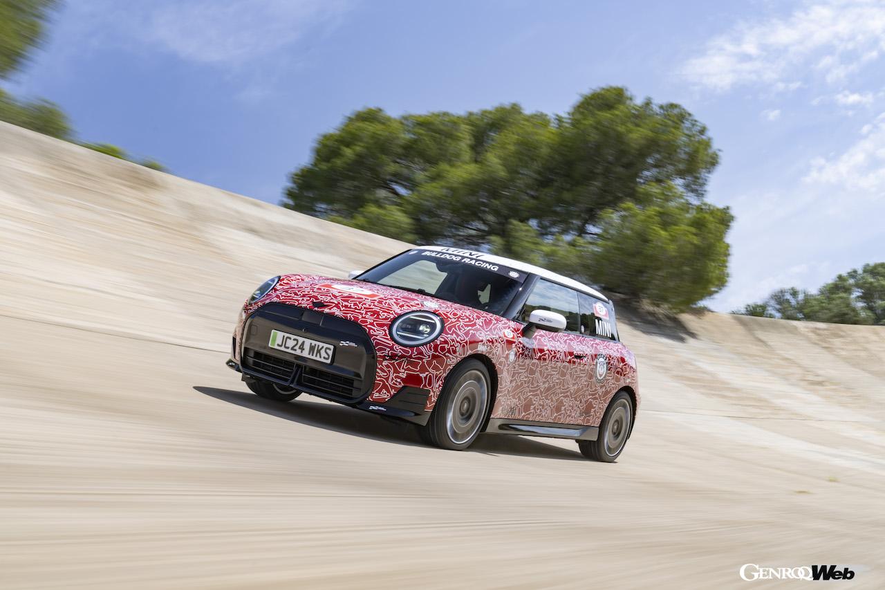 カモフラージュ偽装を施し、テストを行う「MINI ジョン クーパー ワークス E プロトタイプ」。