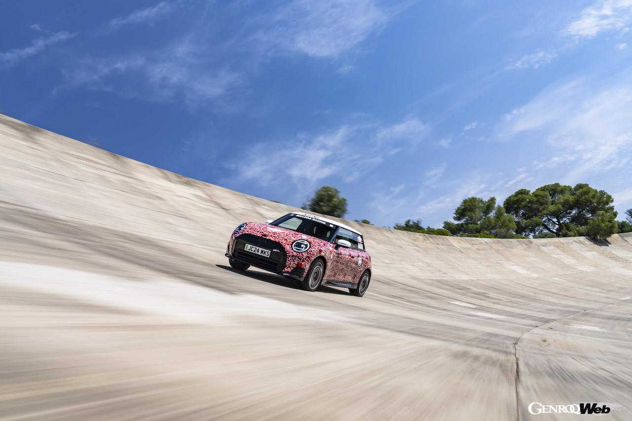 カモフラージュ偽装を施し、テストを行う「MINI ジョン クーパー ワークス E プロトタイプ」。