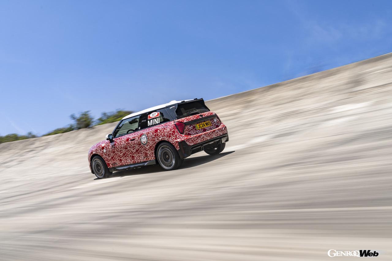 カモフラージュ偽装を施し、テストを行う「MINI ジョン クーパー ワークス E プロトタイプ」。