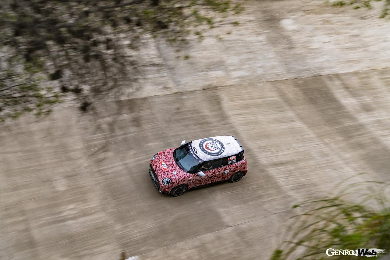 カモフラージュ偽装を施し、テストを行う「MINI ジョン クーパー ワークス E プロトタイプ」。