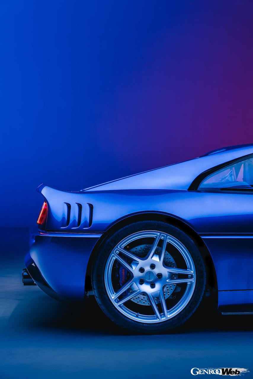 英国のエヴォルート・アウトモビリが手がけたレストモッド「355 by エヴォルート」のエクステリア。