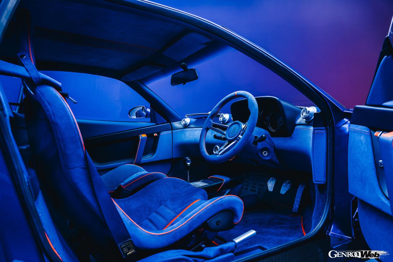 英国のエヴォルート・アウトモビリが手がけたレストモッド「355 by エヴォルート」のコクピット。