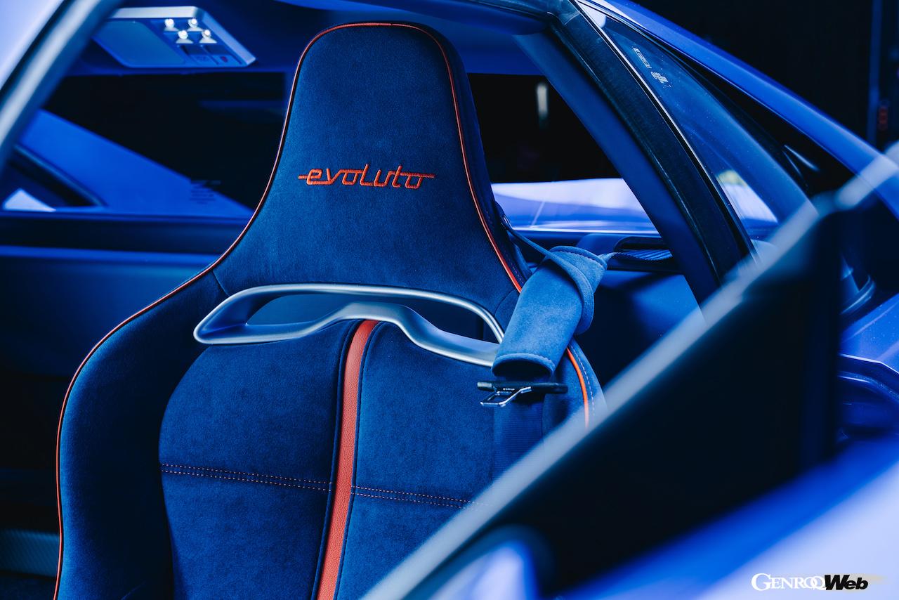 英国のエヴォルート・アウトモビリが手がけたレストモッド「355 by エヴォルート」のコクピット。