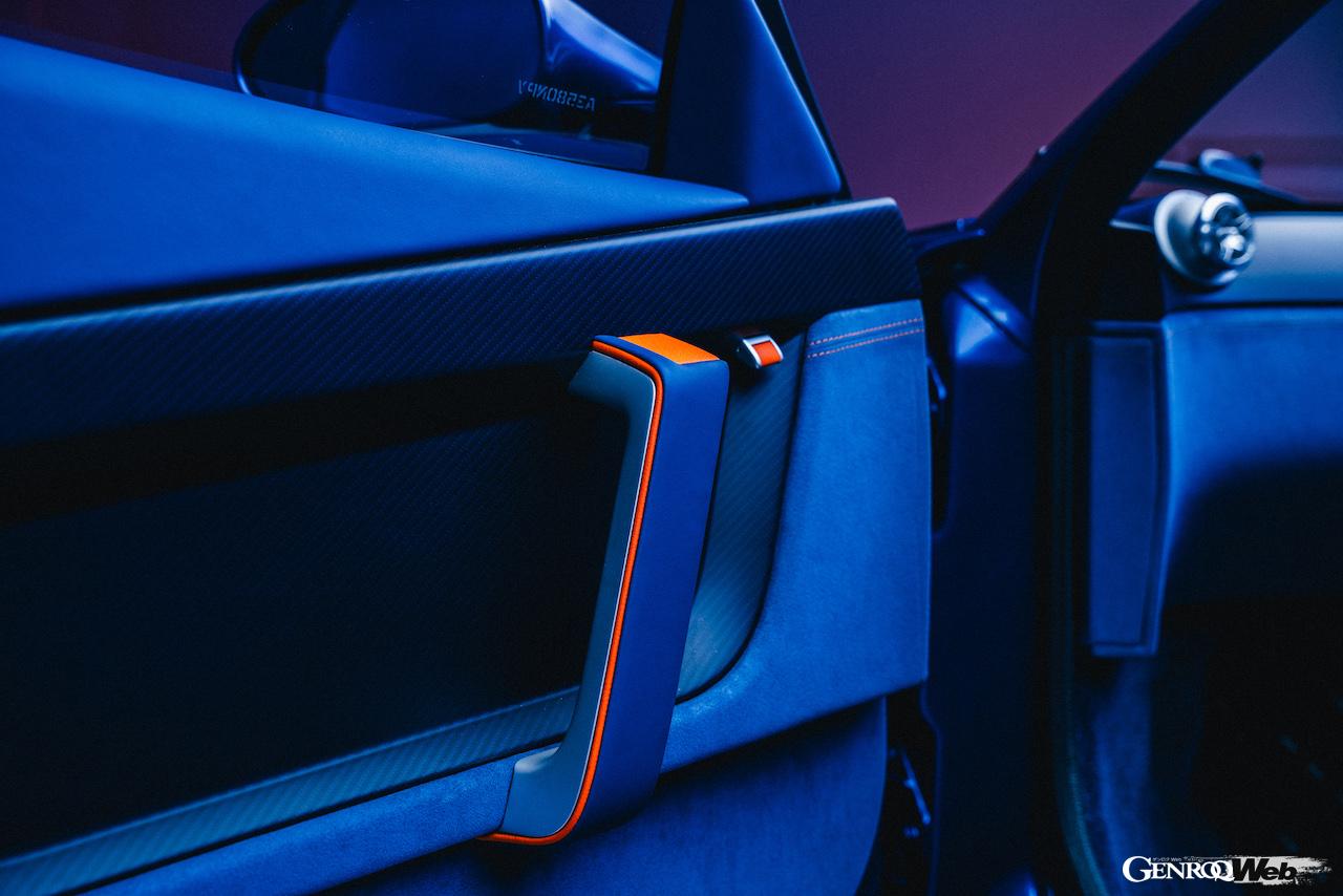 英国のエヴォルート・アウトモビリが手がけたレストモッド「355 by エヴォルート」のコクピット。