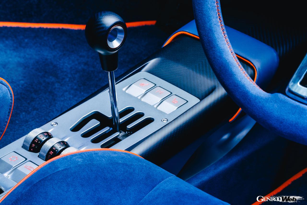 英国のエヴォルート・アウトモビリが手がけたレストモッド「355 by エヴォルート」のコクピット。