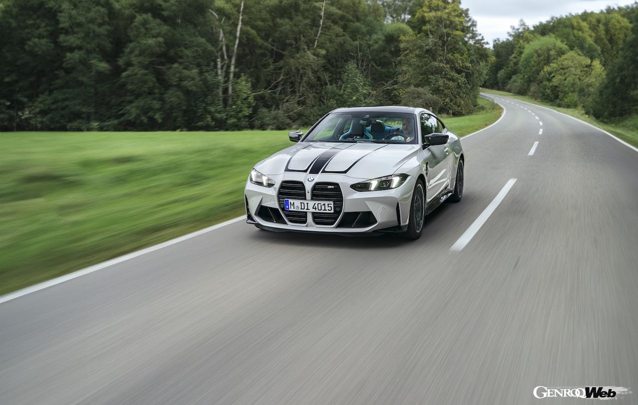 日本導入が開始された「BMW M4 クーペ」改良新型の走行シーン。