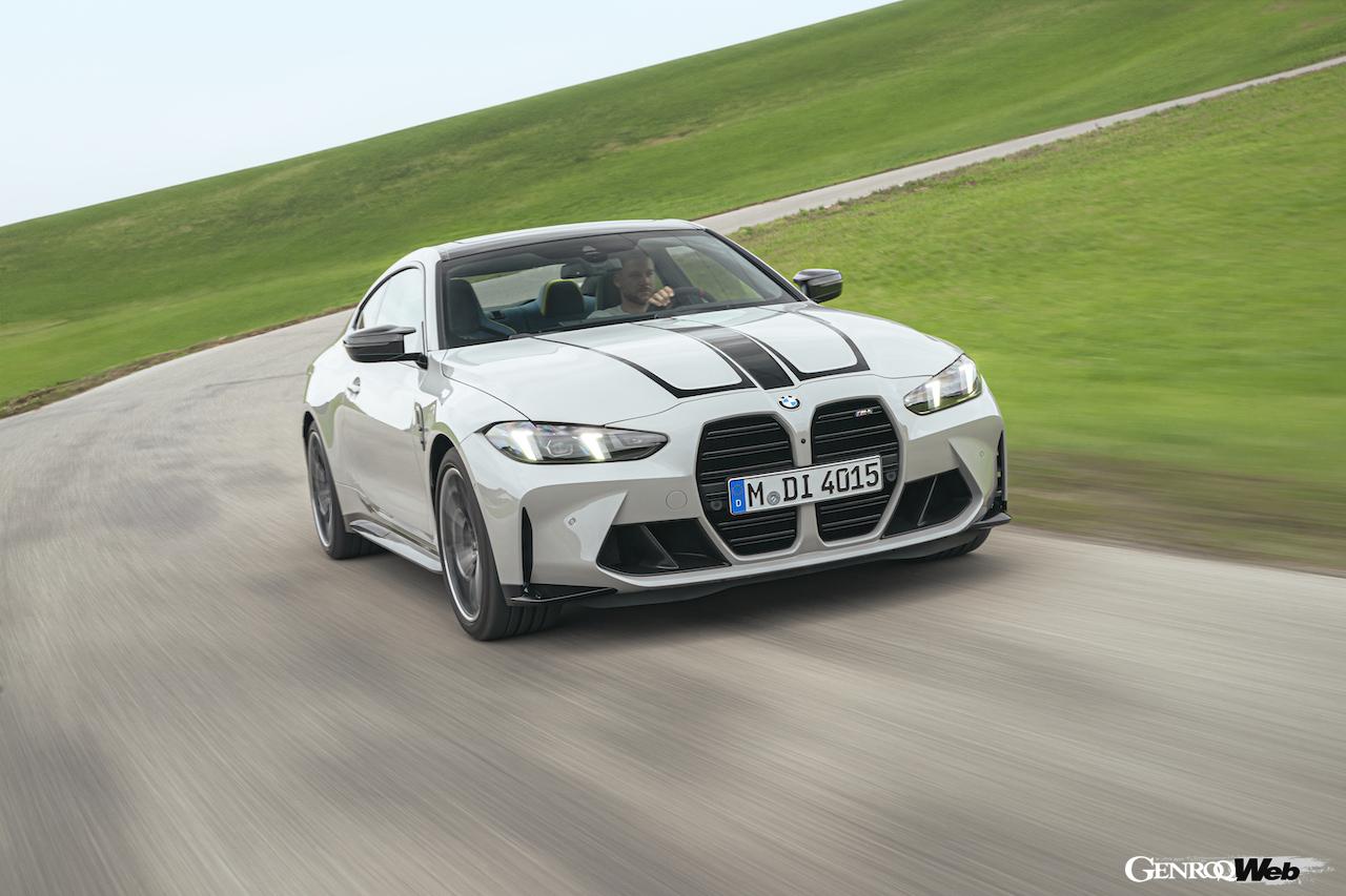 日本導入が開始された「BMW M4 クーペ」改良新型の走行シーン。