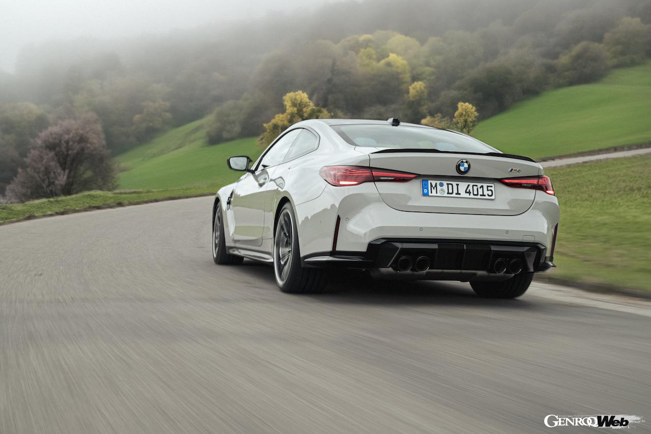 日本導入が開始された「BMW M4 クーペ」改良新型の走行シーン。