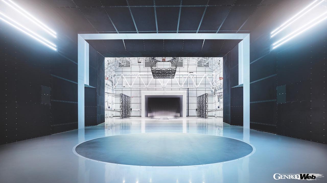 1980年代から自社に風洞施設を導入したポルシェ。2015年からは写真の空力音響風洞試験が、市販車やレーシングカーの空力開発などに使用されている。