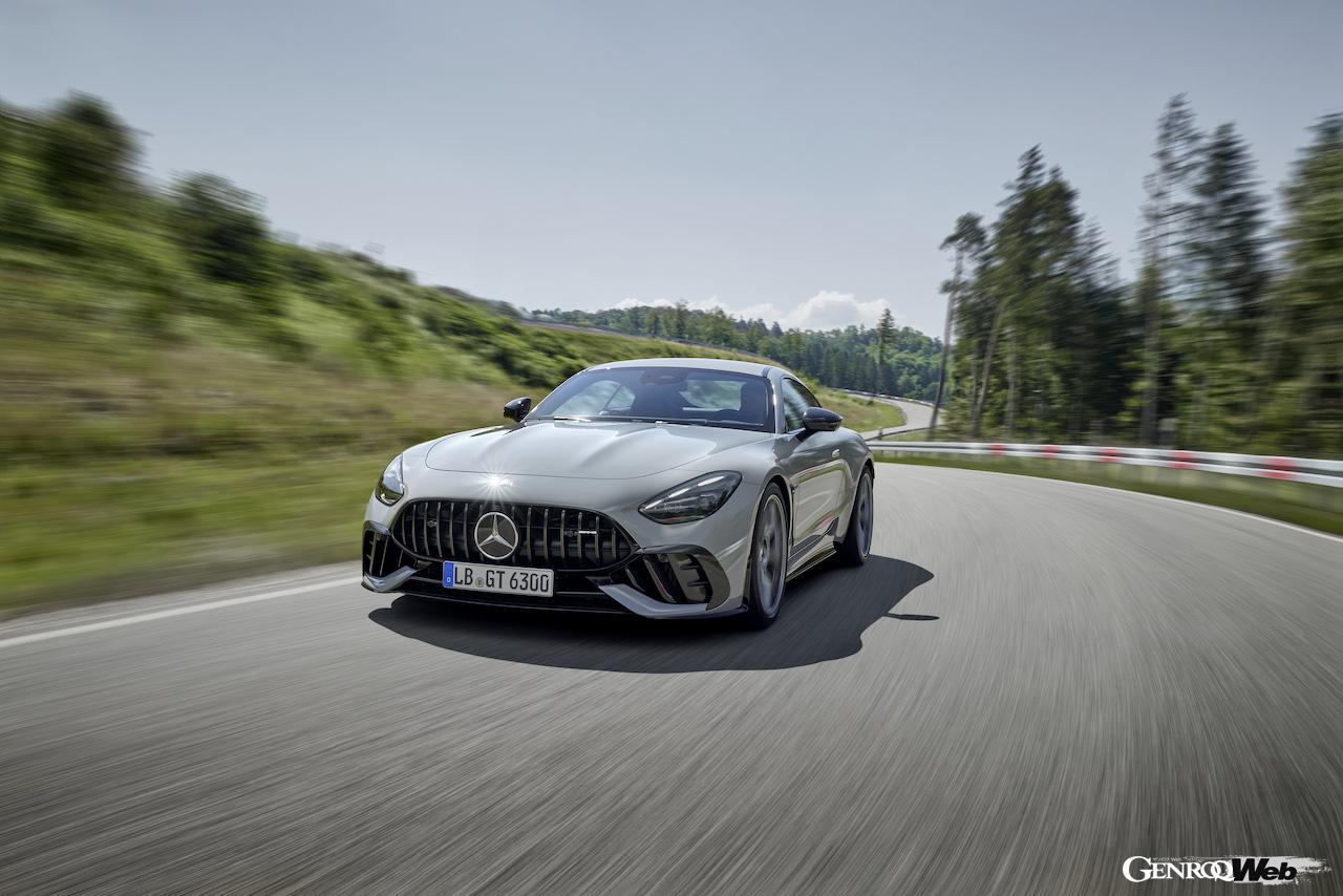 「メルセデス AMG GT 63 プロ 4MATIC+」の走行シーン。