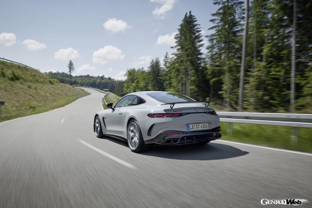 「メルセデス AMG GT 63 プロ 4MATIC+」の走行シーン。