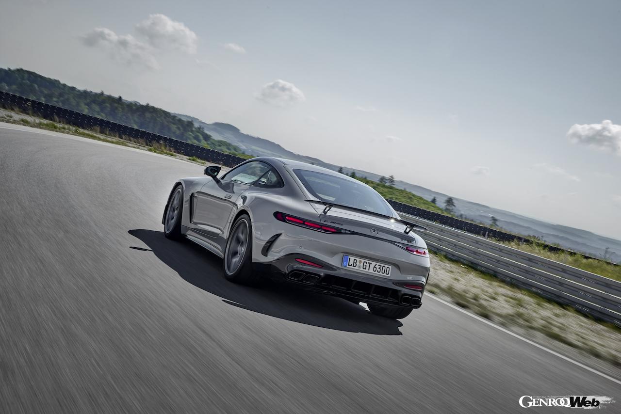 「メルセデス AMG GT 63 プロ 4MATIC+」の走行シーン。