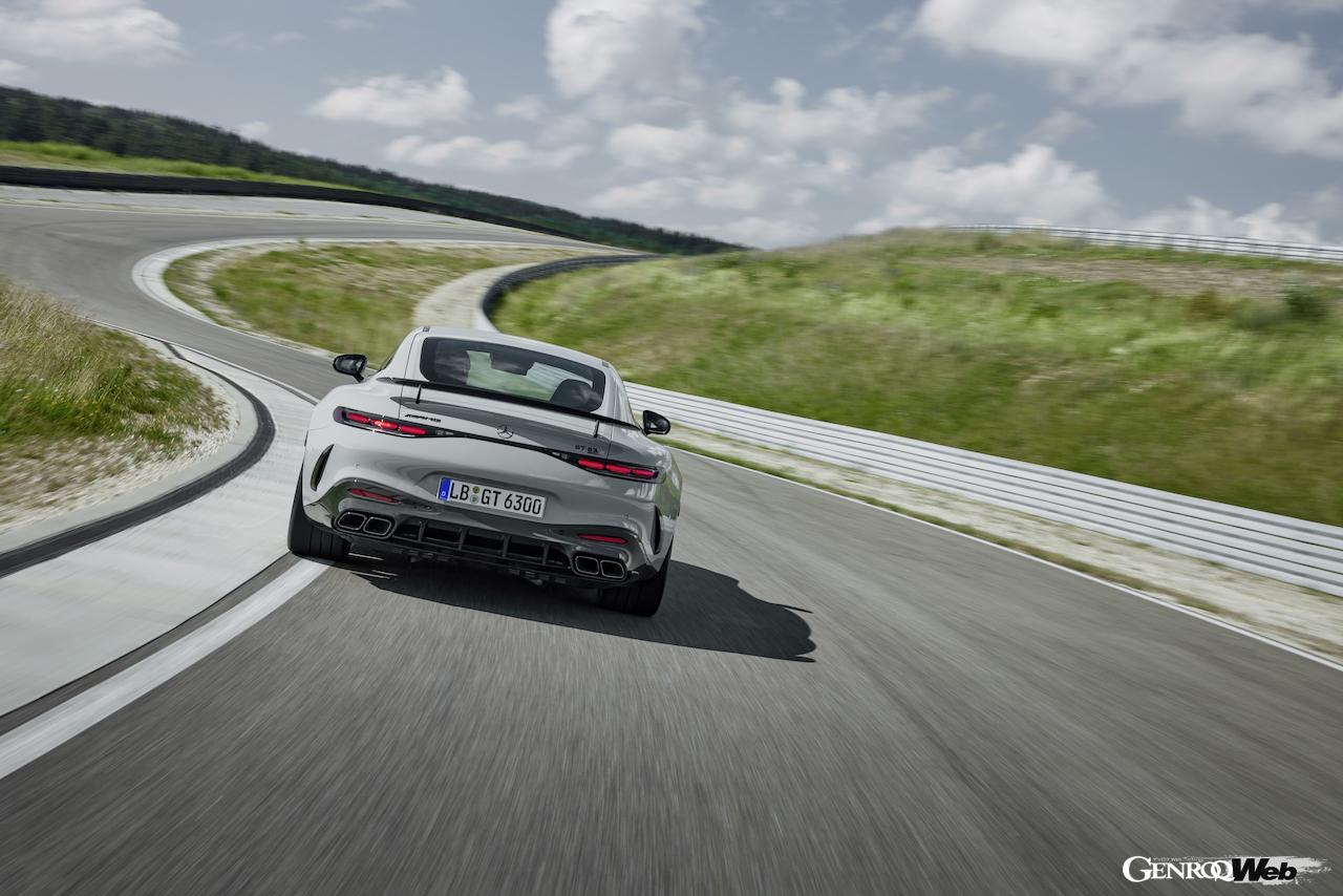 「メルセデス AMG GT 63 プロ 4MATIC+」の走行シーン。