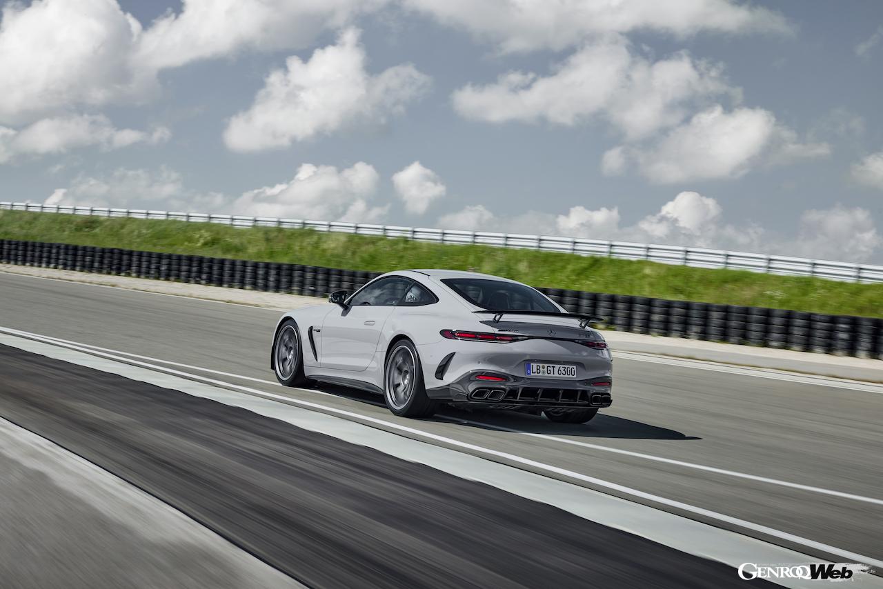「メルセデス AMG GT 63 プロ 4MATIC+」の走行シーン。