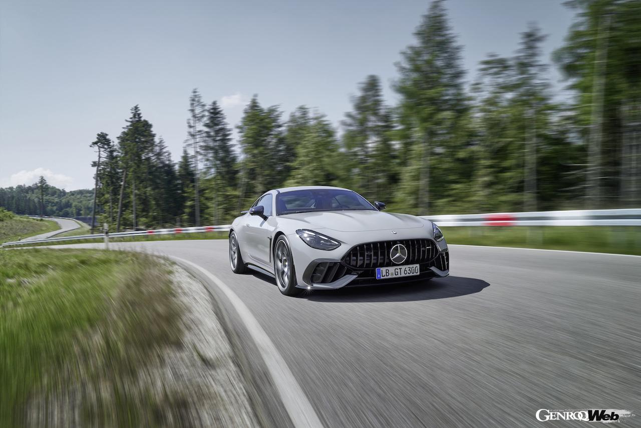 「メルセデス AMG GT 63 プロ 4MATIC+」の走行シーン。